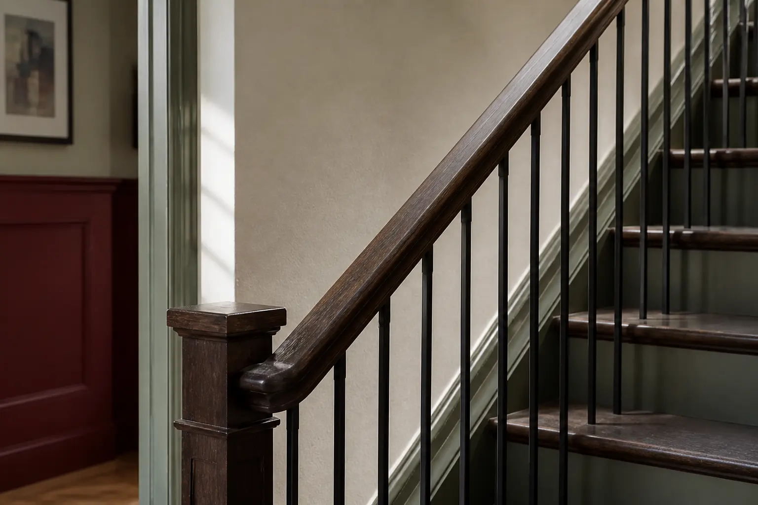 Rampe d’escalier en bois avec balustres métal dans une maison rénovée, pour moderniser rampe escalier bois